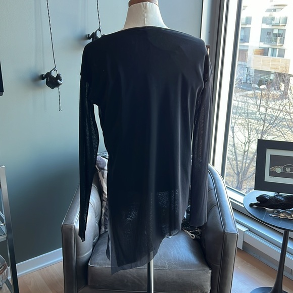 New Black Fuzzi Asymmetrical Hem Top Size Medium - Picture 5 of 8